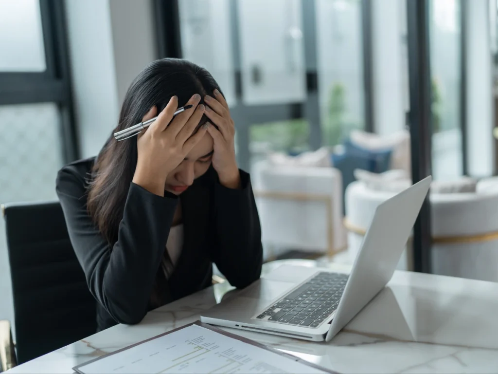a women frusted with her laptop battery draining really fast